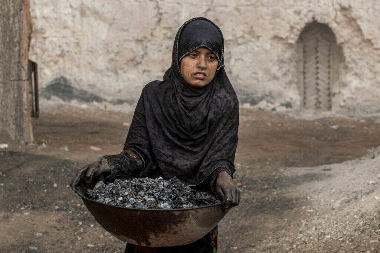 ילדה בת 9 סוחבת פחמים לתנור שבו נאפות הלבנים. עייפות, כוויות, פיח (צילום: AP Photo/Ebrahim Noroozi)
