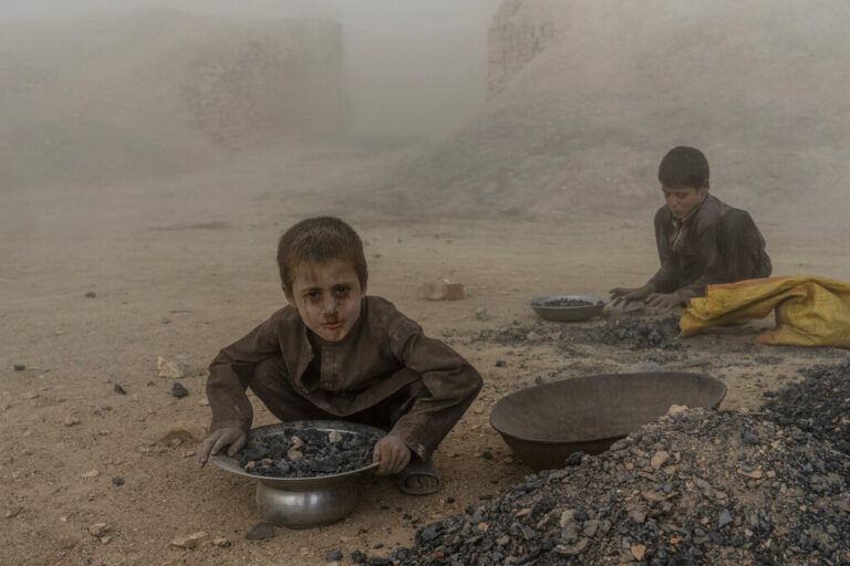 אופים לבנים. מיליון ילדים אפגנים נאלצים לעבוד (צילום: AP Photo/Ebrahim Noroozi)