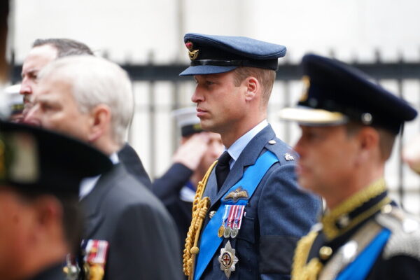 יורש העצר, הנסיך וויליאם, בלוויית המלכה אליזבת' (צילום: James Manning/Pool Photo via AP)