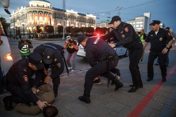 מעצרים בהפגנה נגד גיוס המילואים ביקטרינבורג (צילום: AP Photo)