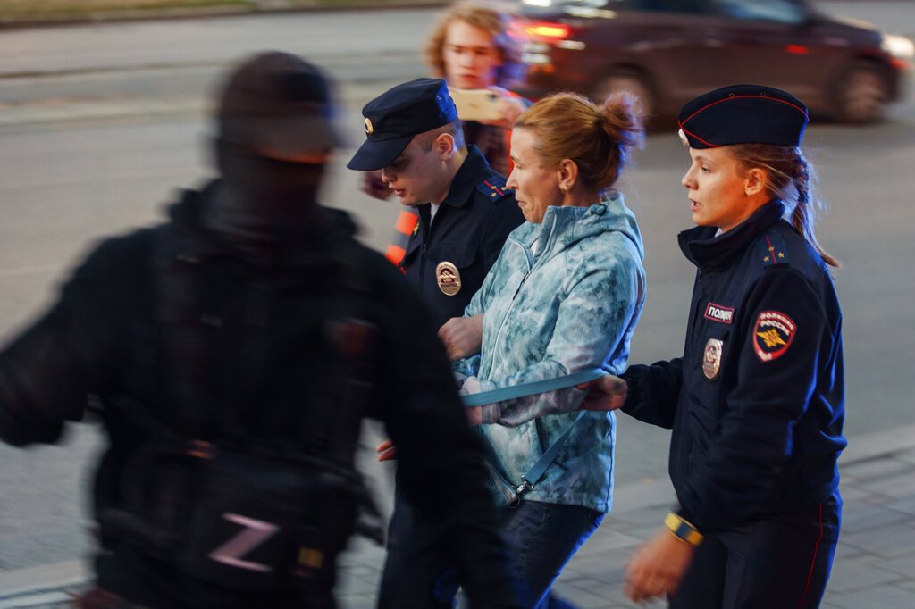 מעצרים בהפגנה נגד גיוס המילואים ביקטרינבורג (צילום: AP Photo)