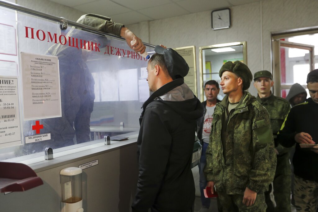 מתגייסים עומדים בתור להירשם במרכז גיוס צבאי בוולגוגרד, רוסיה (צילום: AP)