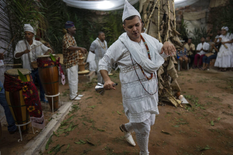 טיאגו ויאנה, הידוע גם כאב טיאגו מאוקסום, בטקס פולחן בסלבדור, ברזיל. &quot;הגינוי של הגברת הראשונה הרס אותי&quot; (צילום: AP Photo/Rodrigo Abd)