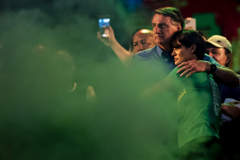 ז'איר בולסונרו, נשיא ברזיל, עם רעייתו מישל, בצעדה השנתית למען ישו בריו דה ז'נרו. &quot;האישה הנוצרייה האידיאלית&quot; (צילום: AP Photo/Bruna Prado, File)
