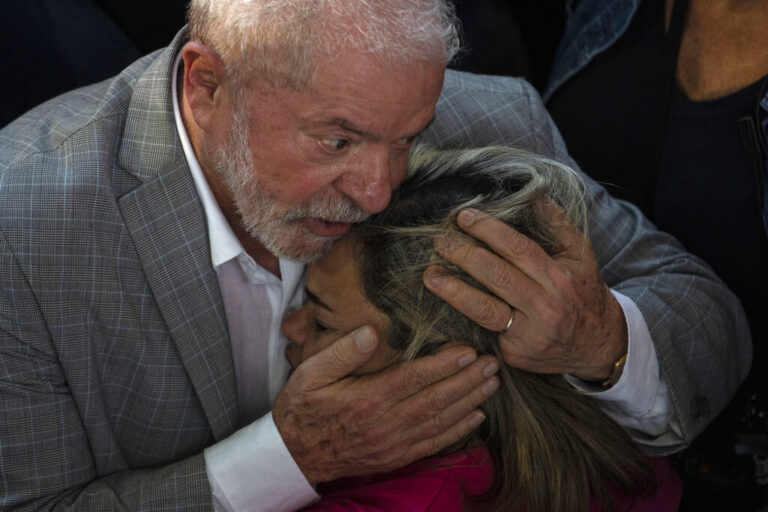 לואיז אינסיו לולה דה סילבה, נשיא ברזיל לשעבר שמתמודד שוב לנשיאות, מתחבק עם אחת מהמשתתפות בעצרת תמיכה בו בריו דה ז'נרו (צילום: AP Photo/Rodrigo Abd)