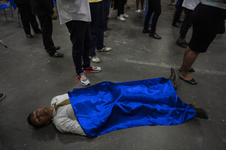 אדם שוכב על הרצפה בטרנס במהלך תפילה בכנסייה בריו דה ז'נרו, ברזיל. דה סילבה: &quot;למדינה לא צריכה להיות כנסייה&quot; (צילום: AP Photo/Rodrigo Abd)