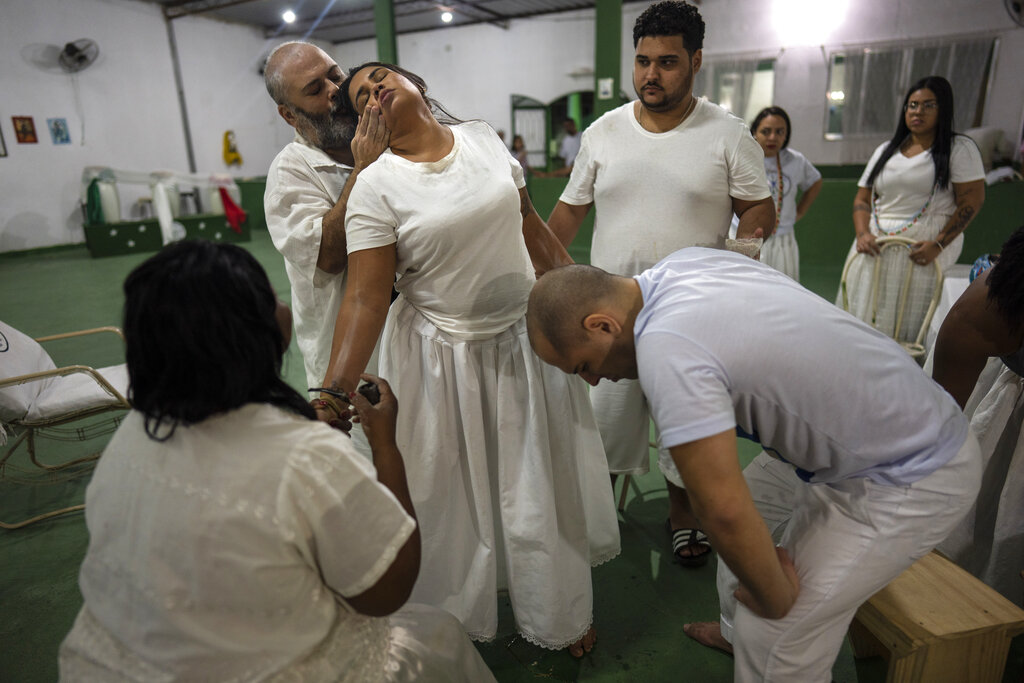 המטיף מאורו אוברלנדר עורך טקס פולחן עם חסידים בריו דה ז'נרו. עלייה בחוסר הסובלנות הדתית במדינה (AP Photo/Rodrigo Abd)
