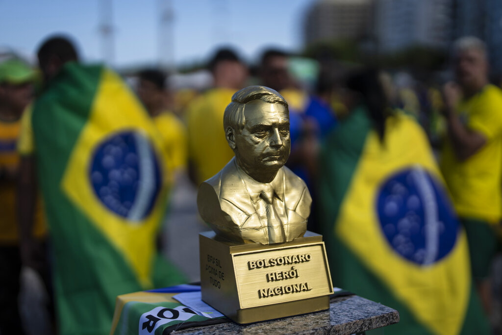 פסל של ז'איר בולסונרו עם הכיתוב "בולסונרו גיבור האומה", בחגיגות יום העצמאות הברזילאי בחוף קופקבנה בריו דה ז'נרו (צילום: AP Photo/Rodrigo Abd)