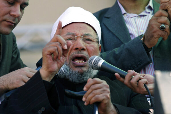 השייח המצרי יוסוף אל-קרדאווי, ממנהיגי תנועת האחים המוסלמים, שהלך לעולמו בגיל 96 (צילום: AP Photo/Khalil Hamra, File)