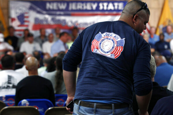 חבר איגוד מקצועי בניו ג'רזי במהלך אסיפת עובדים (צילום: AP Photo/Mel Evans)