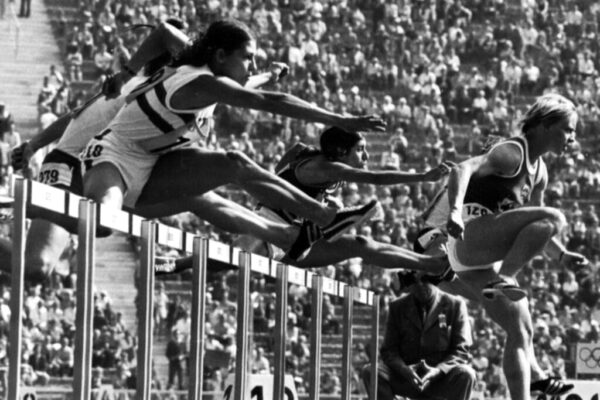אסתר רוט-שחמורוב (במרכז) במקצה המוקדמות של ריצה 100 מטר משוכות באולימפיאדת מינכן 1972 (צילום: AP)