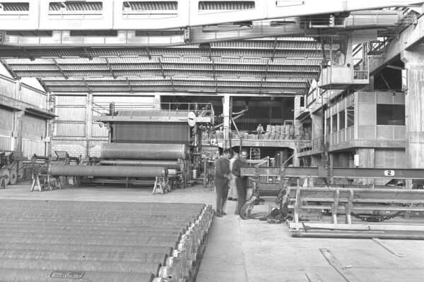 אולם הייצור במפעל 'ישאסבסט' בנהריה, 1964 (צילום ארכיון: פריץ כהן, לע"מ)