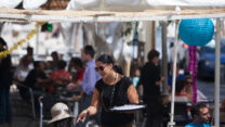 מלצרית במסעדה ביפו. למצולמים אין קשר לידיעה (צילום: יונתן זינדל/פלאש90)