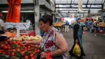קונות בשוק בבאר שבע. למצולמות אין קשר לנאמר בכתבה (צילום אילוסטרציה: הדס פרוש / פלאש 90)