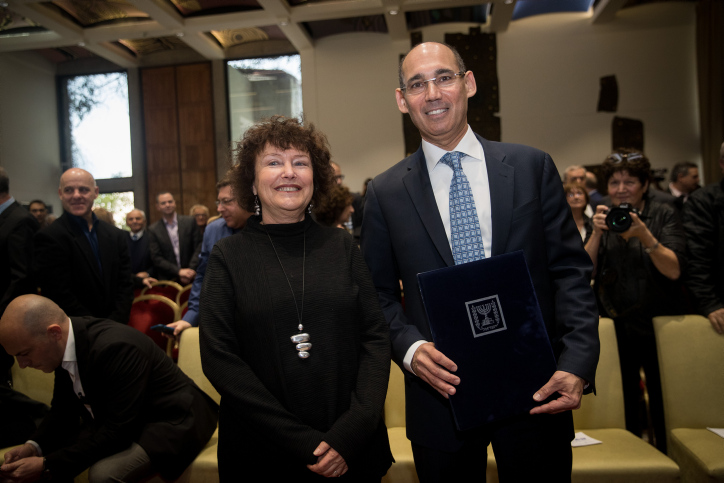 נגיד בנק ישראל אמיר ירון וקודמתו בתפקיד קרנית פלוג בטקס המינוי של ירון בבית הנשיא, דצמבר 2018 (צילום: יונתן סינדל \ פלאש90)