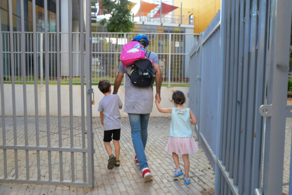 ילדים חוזרים לגן (צילום: אבשלום ששוניפלאש90)
