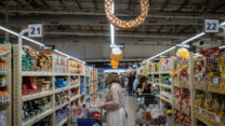 קונות בסופרמרקט בירושלים (צילום: יונתן זינדל/פלאש90)