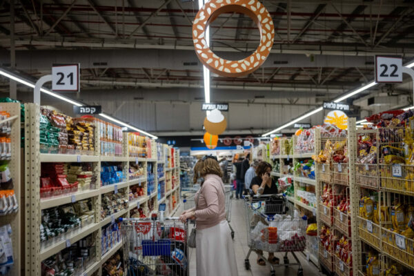 קונות בסופרמרקט בירושלים (צילום: יונתן זינדל/פלאש90)