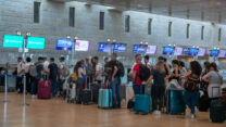 נוסעים בנמל התעופה בן גוריון (צילום: יוסי אלוני/פלאש90)