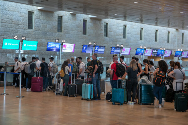 נוסעים בנמל התעופה בן גוריון (צילום: יוסי אלוני/פלאש90)
