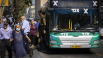 נוסעים יורדים מאוטובוס אגד ליד התחנה המרכזית בירושלים (צילום אילוסטרציה: אוליבר פיטוסי/פלאש90)