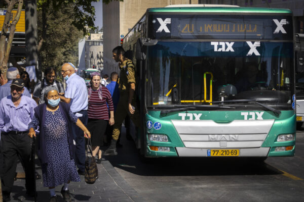 נוסעים יורדים מאוטובוס אגד ליד התחנה המרכזית בירושלים (צילום אילוסטרציה: אוליבר פיטוסי/פלאש90)