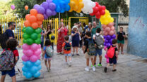 תלמידים והוריהם ביום הראשון ללימודים בבית הספר גבריאלי כרמל בתל אביב (צילום ארכיון: אבשלום ששוני/פלאש90)