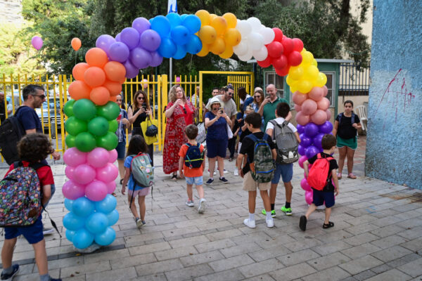 תלמידים והוריהם ביום הראשון ללימודים בבית הספר גבריאלי כרמל בתל אביב (צילום ארכיון: אבשלום ששוני/פלאש90)