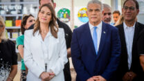 ראש הממשלה יאיר לפיד ושרת החינוך יפעת שאשא ביטון בפתיחת שנת הלימודים בבית הספר ניצני המדע ברחובות (צילום: אבשלום ששוני/ פלאש90)