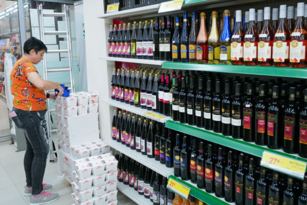יין ואלכוהול בסופרמרקט בישראל (צילום: מיכאל גלעדי/פלאש90)