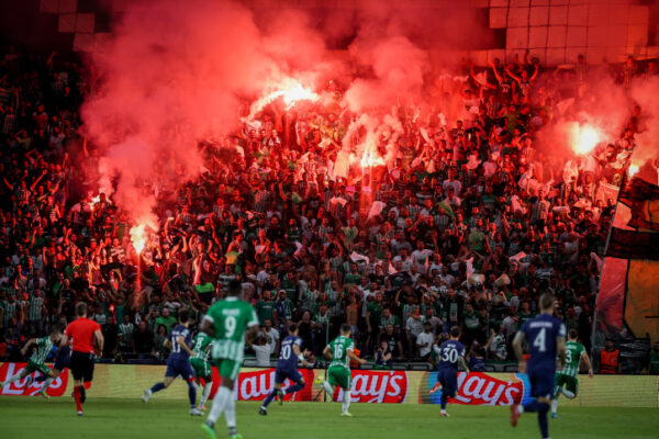 אוהדי מכבי חיפה מדליקים אבוקות במשחק ליגת האלופות מול פריז סן ז'רמן באצטדיון סמי עופר (צילום יונתן זינדל/פלאש90)