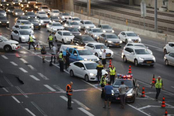 בולען בנתיבי איילון (צילום: אבשלום ששוני/פלאש 90)