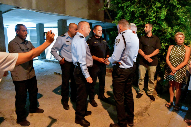 מפכ"ל המשטרה קובי שבתאי (בגבו למצלמה) עם שוטרים בזירת רצח אישה בחולון (צילום: אבשלום ששוני, פלאש 90)