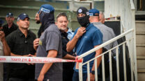 מפכ"ל המשטרה קובי שבתאי עם שוטרים ברחוב בר כוכבא בתל אביב, בזירת מציאת גופת המחבל שביצע פיגוע בחולון (צילום:  אבשלום ששוני / פלאש 90)