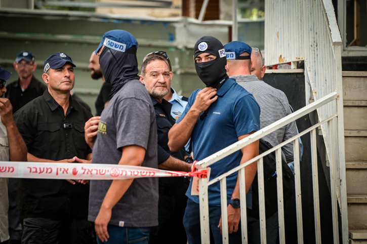 מפכ"ל המשטרה קובי שבתאי עם שוטרים ברחוב בר כוכבא בתל אביב, בזירת מציאת גופת המחבל שביצע פיגוע בחולון (צילום: אבשלום ששוני / פלאש 90) מפכ"ל המשטרה קובי שבתאי עם שוטרים ברחוב בר כוכבא בתל אביב, בזירת מציאת גופת המחבל שביצע פיגוע בחולון (צילום: אבשלום ששוני / פלאש 90)