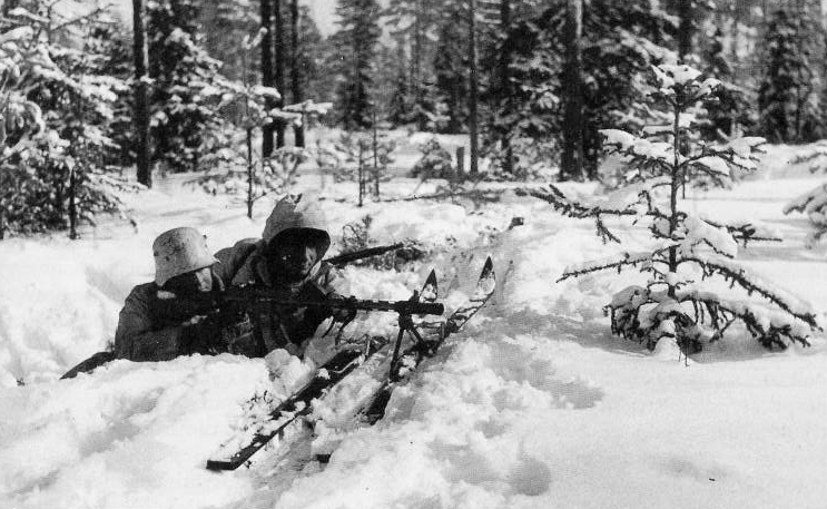 לוחם פיני במלחמת החורף, יורה ברובה שנשען על מגלשי הסקי שלו, 1940 (צילום: ארכיון WSOY / ויקימדיה קומונס)