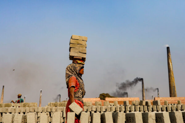 עובדת במפעל לבנים בבנגלדש (צילום: Kazi Salahuddin Razu/NurPhoto via Getty Images)