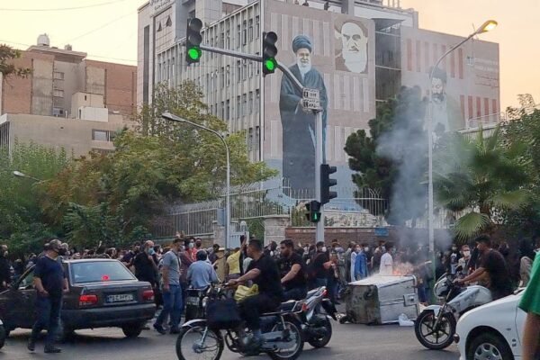 הפגנה בטהרן במחאה על מותה של מהסא אל אמיני (צילום: גטי אימג'ס)
