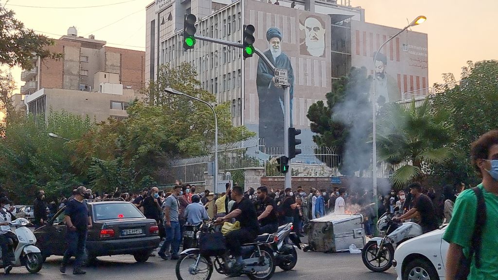 הפגנה בטהרן במחאה על מותה של מהסא אל אמיני (צילום: גטי אימג'ס)