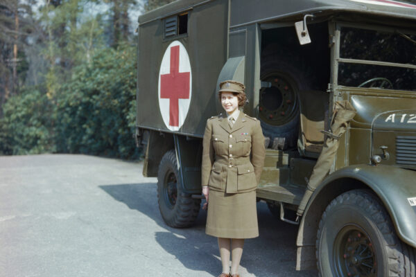 הנסיכה אליזבת' בעת שירותה הצבאי (צילום: the Imperial War Museum/wikimedia commons)