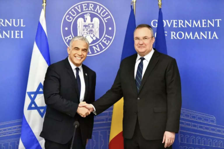 יאיר לפיד, אז שר החוץ, בסיום הפגישה עם ראש ממשלת רומניה, ניקולאי צ'וקה. נוסלביץ': "המשפט של לפיד העלה דמעות בעיניי" (צילום: שלומי אמסלם לע"מ)