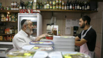 מוכר במעדנייה בעיר החרדית ביתר עלית (צילום אילוסטרציה: נתי שוחט / פלאש90)