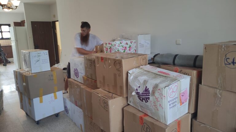 אלישה והארגזים בדירה ברחובות. "לצערי אני שומע מלקוחות שקשה למצוא מובילים טובים. כל אחד קונה משאית ו'פותח עסק'" (צילום: ניצן צבי כהן)