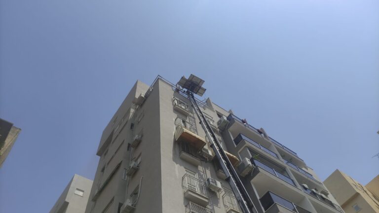המנוף שמסייע לצוות להעביר ציוד. אלישה: "יום אחד אתה במצפה רמון, ויום אחד בטבריה, רואה את הארץ" (צילום: ניצן צבי כהן)