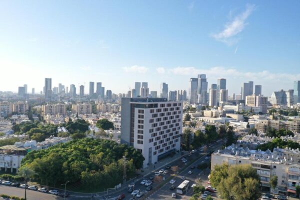 בניין הדיור הציבורי של עמיגור בדרך השלום בתל אביב (צילום: עמיגור)