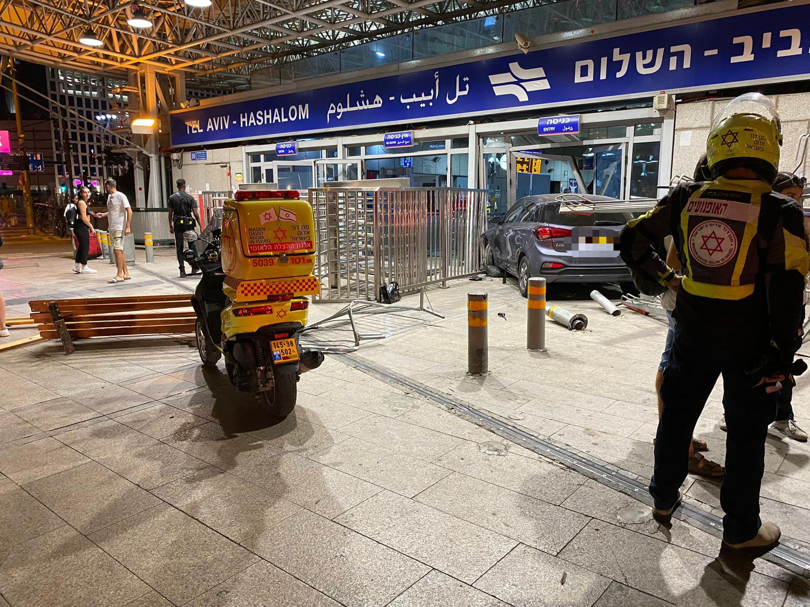 רכב התנגש בשער הכניסה של תחנת רכבת השלום בתל אביב (צילום: דוברות מד"א)