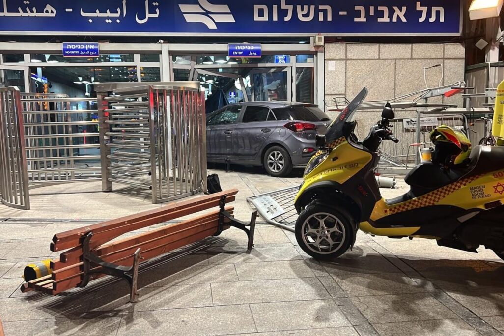 רכב התנגש בשער הכניסה של תחנת רכבת השלום בתל אביב (צילום: דוברות מד"א)