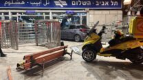 רכב התנגש בשער הכניסה של תחנת רכבת השלום בתל אביב (צילום: דוברות מד"א)