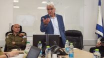ממונה הקורונה פרופ' סלמאן זרקא (במרכז) במפגש שולחנות עגולים לתרגול התפרצות נגיף קורונה בבסיס פיקוד העורף ברמלה, בהובלת מפקד מפקדת אלון בפיקוד העורף, תא"ל שלומי בן מוחא (משמאל) (צילום: דפנה איזברוך)