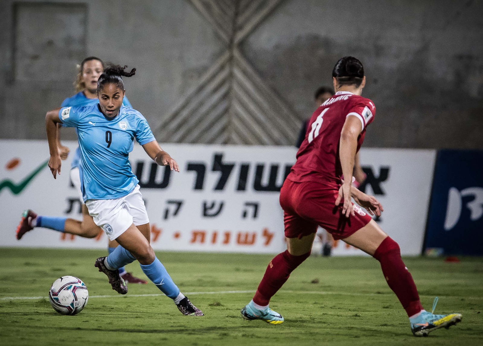 קורל חזן במדי נבחרת הנשים של ישראל בכדורגל מול סרביה במוקדמות המונדיאל (צילום: עודד קרני, באדיבות ההתאחדות לכדורגל בישראל)